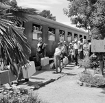 854128 Afbeelding van treinreizigers op het perron van een station aan de Franse Rivièra na aankomst met de Zonexpres ...
